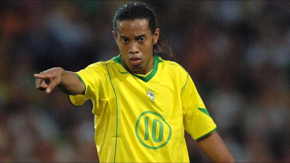 Brazil icon Ronaldinho makes shock football comeback