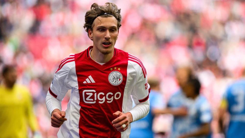 Paris Saint-Germain sign Belgian winger Mika Godts for 55 million euros