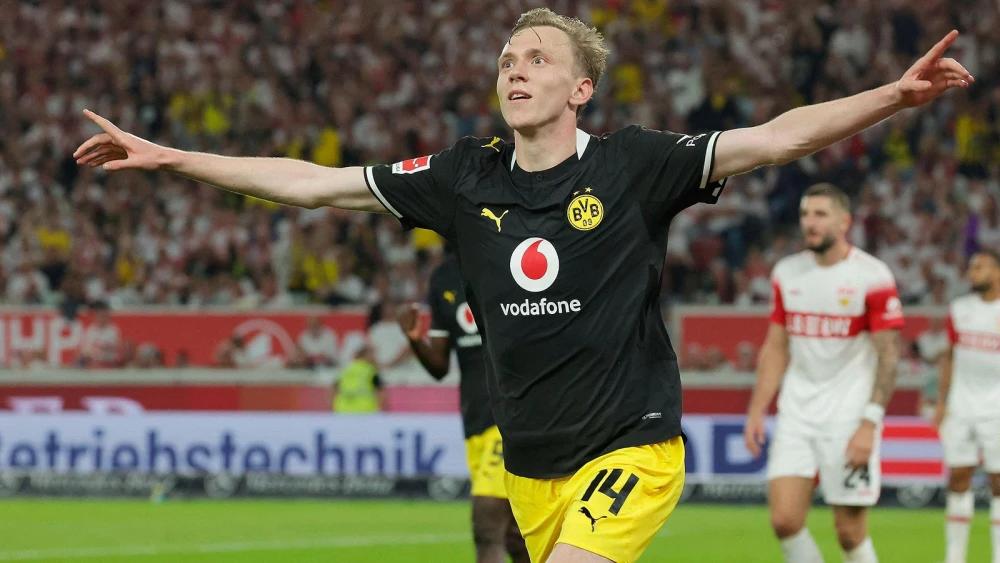 Borussia Dortmund edge Stuttgart to go top of Bundesliga