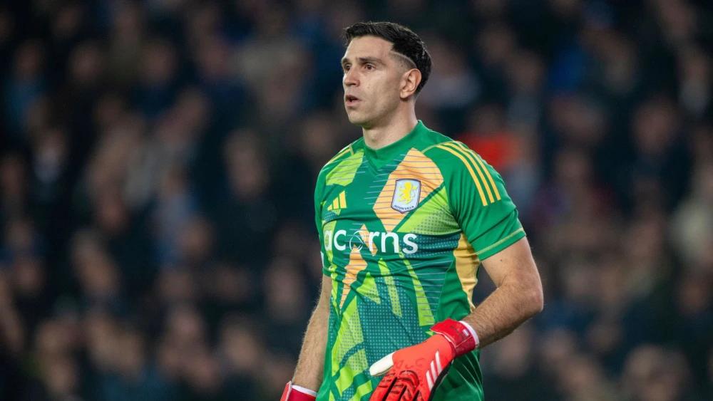 Chelsea sign Argentina goalkeeper Emiliano Martinez from Aston Villa