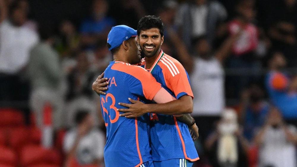 India rally to skittle out Australia and take series lead on the Gold Coast