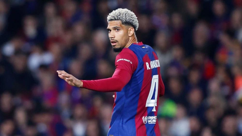 Chelsea and Liverpool eyeing up Barcelona defender Ronald Araujo