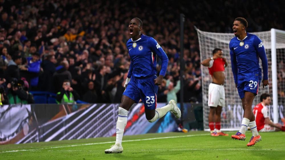 10-man Chelsea hold Arsenal while Liverpool and Man Utd both win