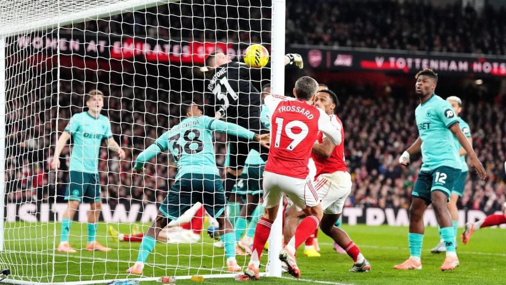 Arsenal leave it late to tame luckless Wolves in London