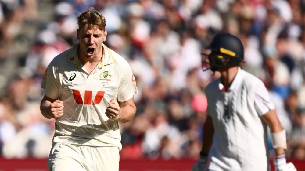 Ashes: 20 wickets tumble on chaotic Boxing Day opener as England struggle again
