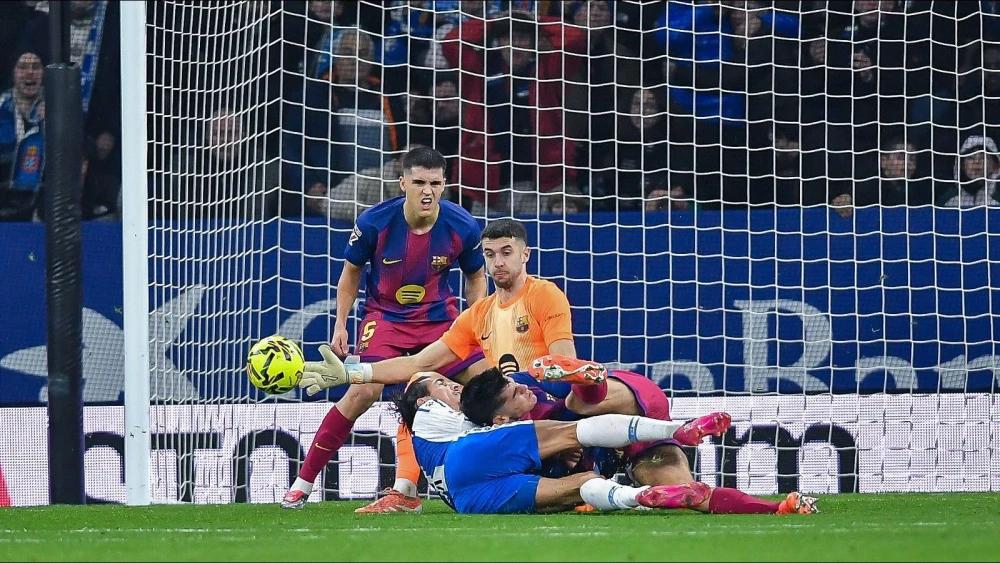 Joan Garcia makes history as Barcelona eye Super Cup glory