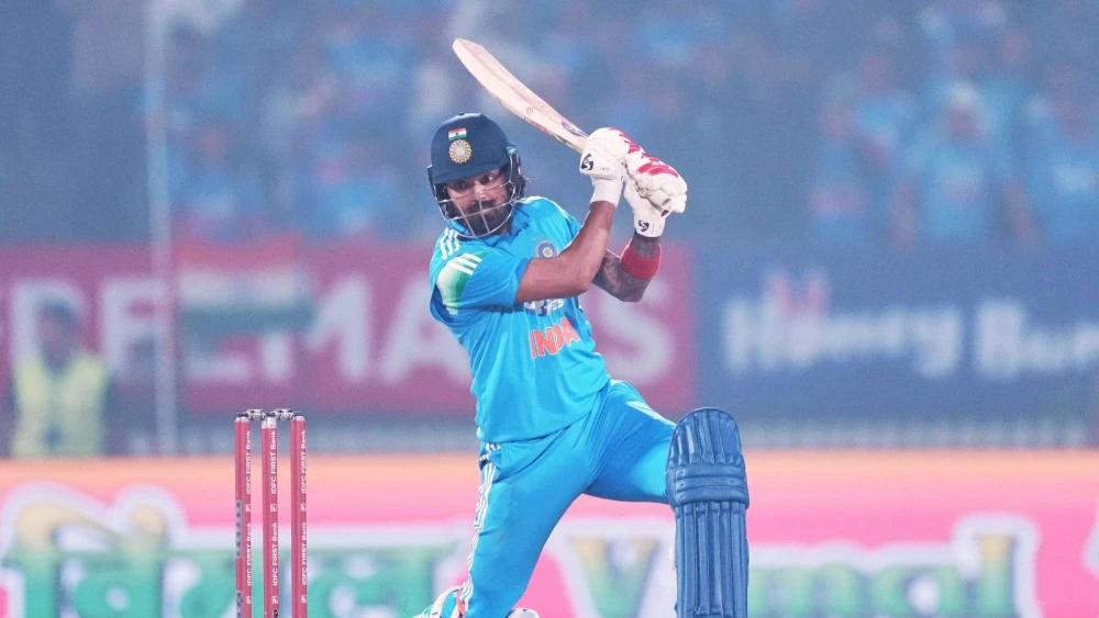 India hold nerve to take opening ODI against New Zealand