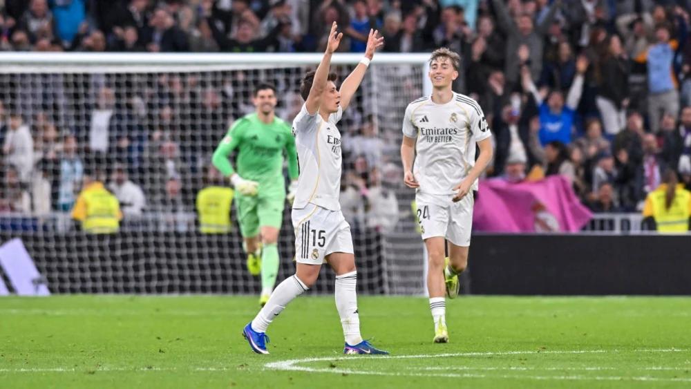 Real Madrid hammer Elche to keep up pressure on Barcelona