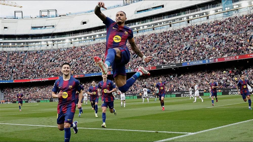 Raphinha hat-trick powers Barcelona to big win over Sevilla