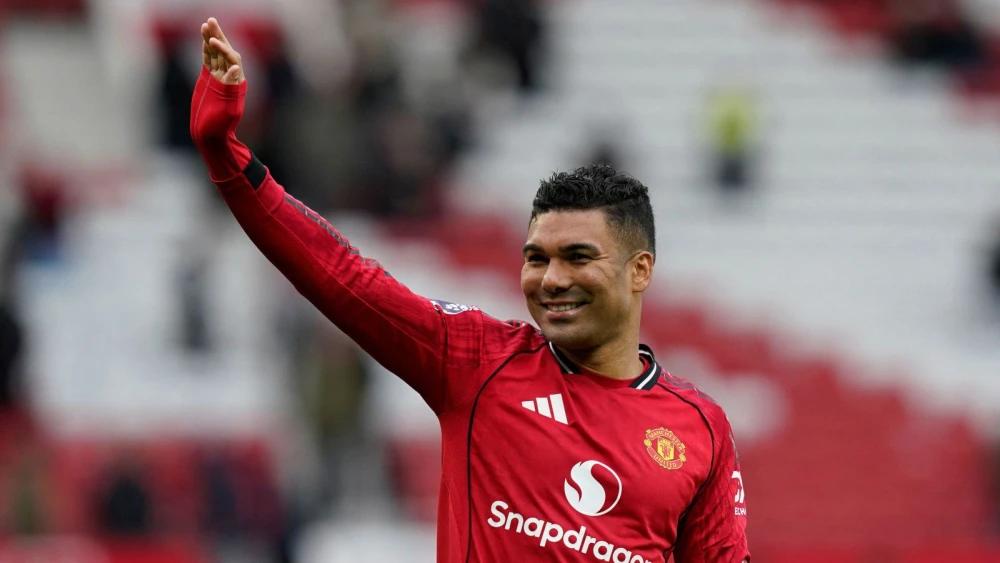 Leny Yoro would like to see Casemiro and Harry Maguire stay at Man Utd