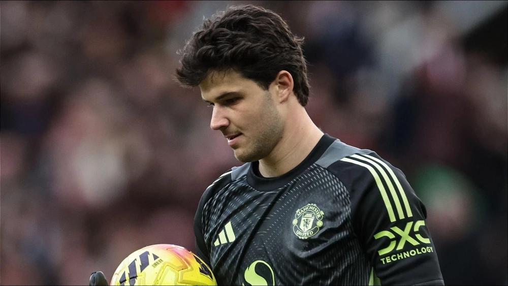 Senne Lammens Man Utd first team rise and signing explained