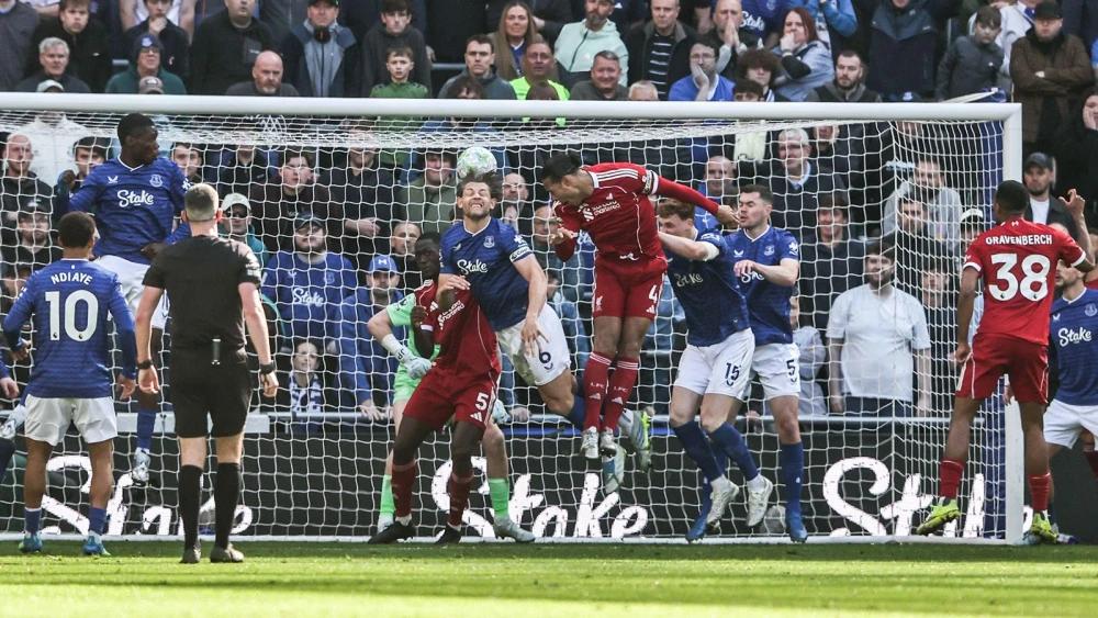 Liverpool snatch late winner at rivals Everton to boost Champions League hopes
