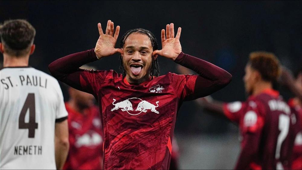 Leipzig cling to victory with 10-men against St. Pauli