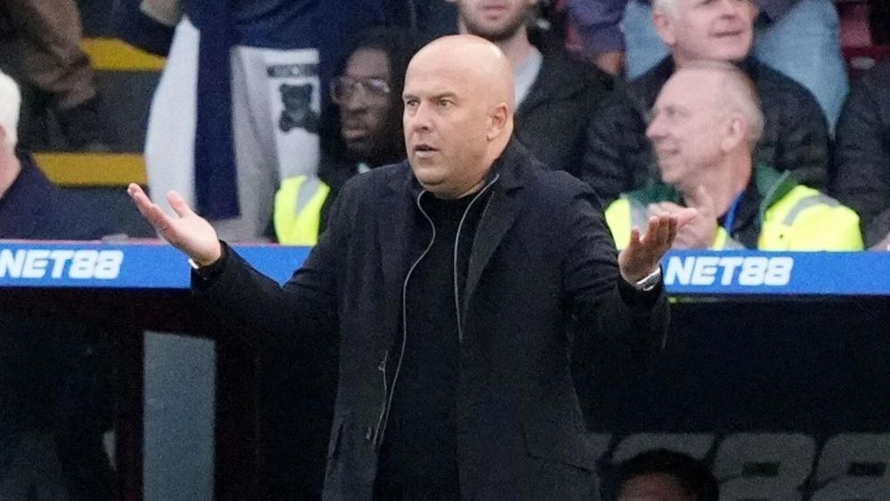 Liverpool boss Arne Slot battles injury clock ahead of Man Utd clash