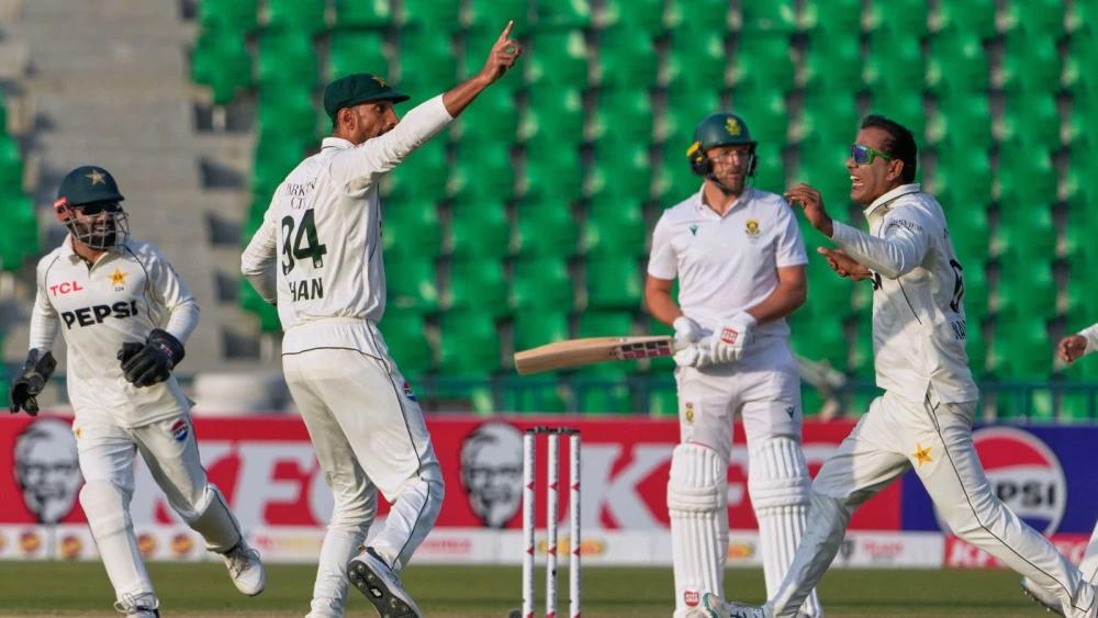 Spin wreaks havoc on Day Three in Lahore as Pakistan smell Proteas blood