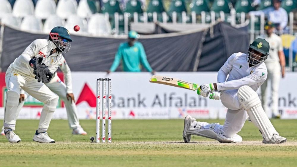South Africa on top in Pakistan after stunning lower-order batting heroics