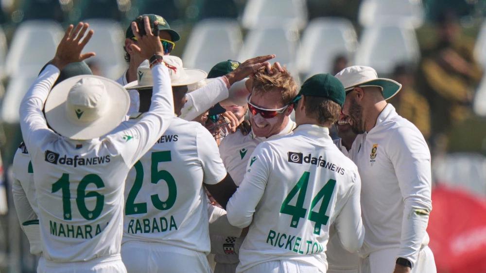 Simon Harmer shines as brilliant Proteas cruise to eight-wicket win against Pakistan