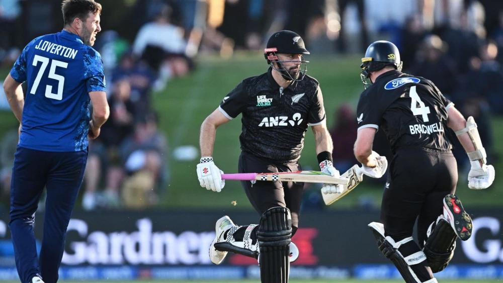 Mitchell and Bracewell star as Black Caps edge England in tense ODI opener