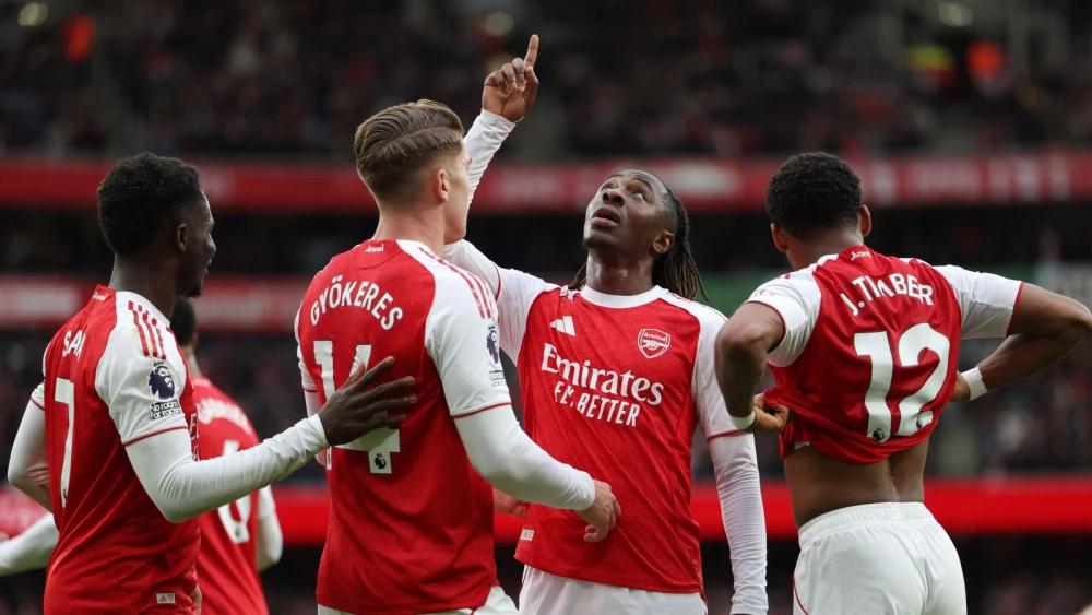 Arsenal move four points clear at the top of the Premier League as Man City lose to Villa