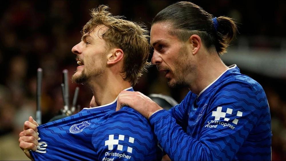 David Moyes defends red-card chaos as Everton fight to stun Man Utd